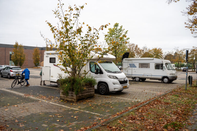 Camperplaatsen bij gemeentehuis gaan weg