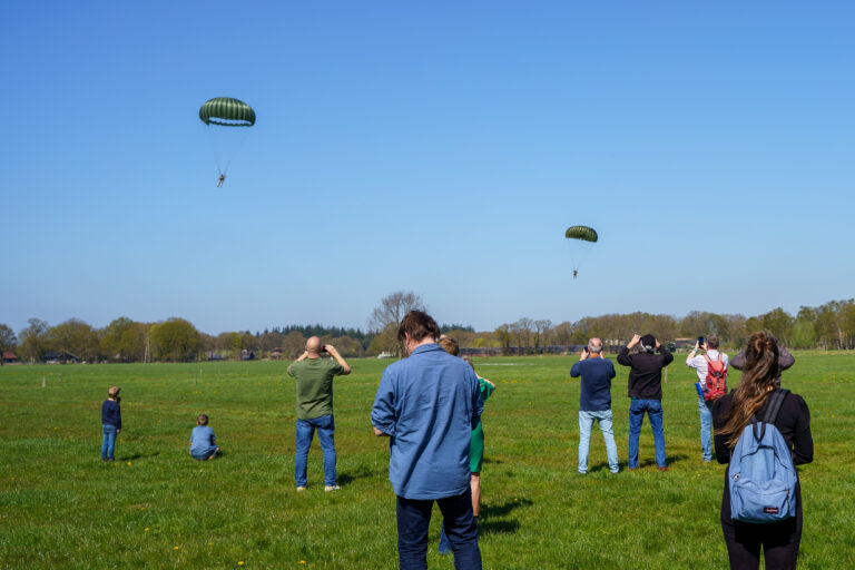 Dropping parachutisten Hevelschutterweg