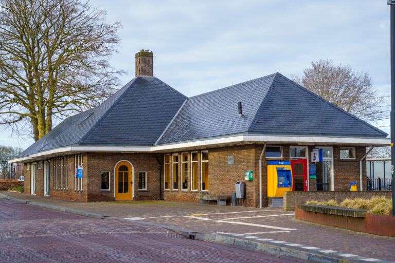 Eerste gemeentelijke monumentschild voor stationsgebouw
